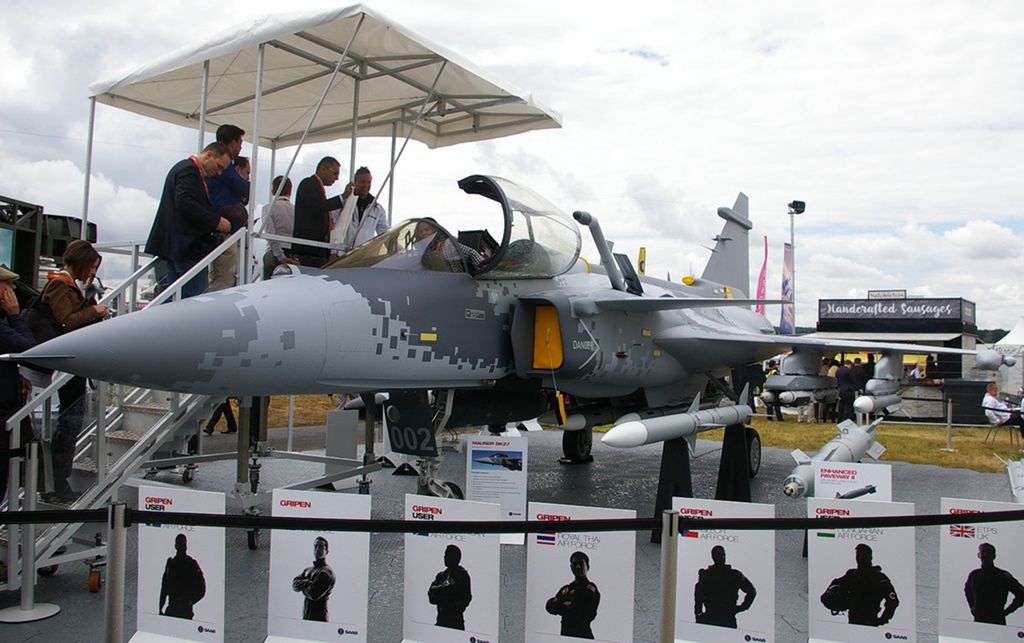 Makieta myśliwca Gripen E. Jak do tej pory te samoloty zamówiły jedynie Szwecja i Brazylia