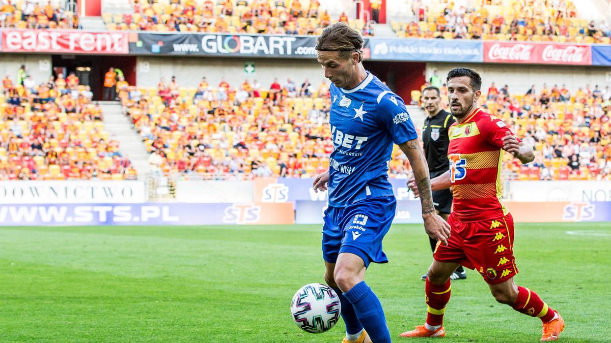 Newspix / JAKUB GRUCA / FOKUSMEDIA.COM.PL / Na zdjęciu: Stefan Savić (przy piłce)