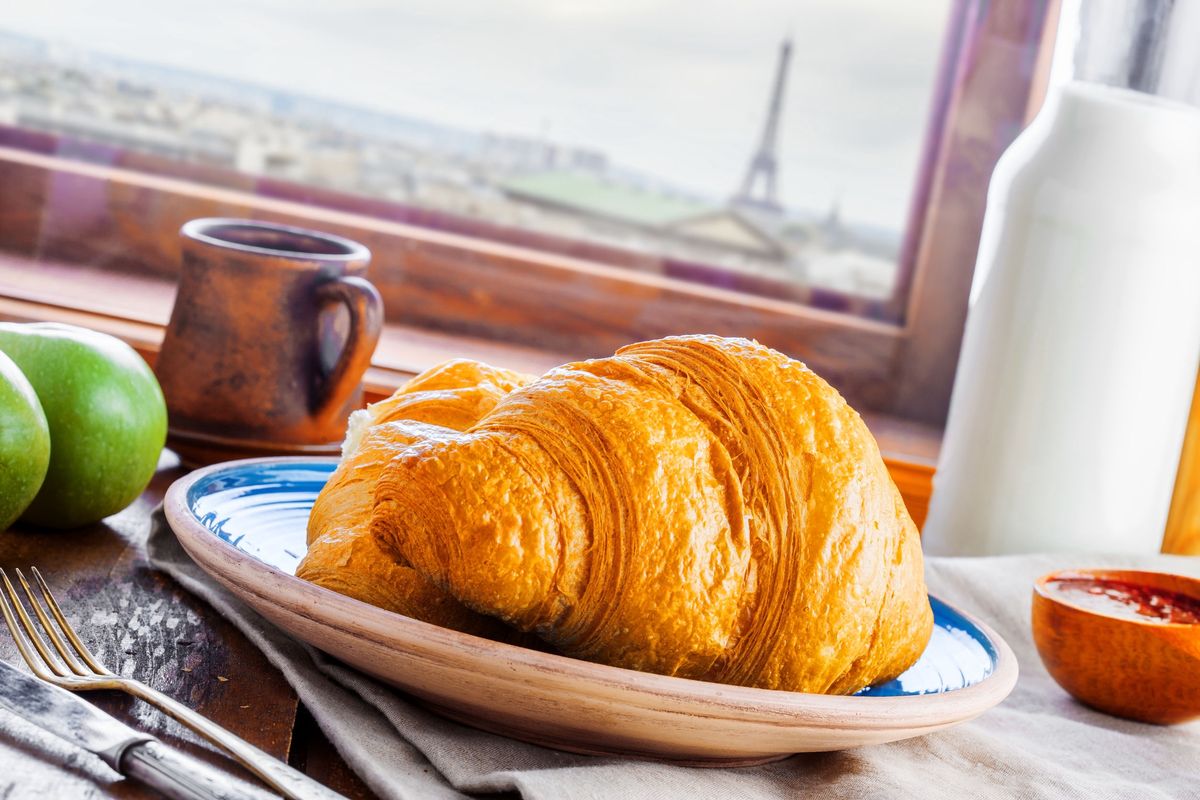 Śniadanie mieszkańca Paryża czy Marsylii kojarzymy zwykle z croissantem