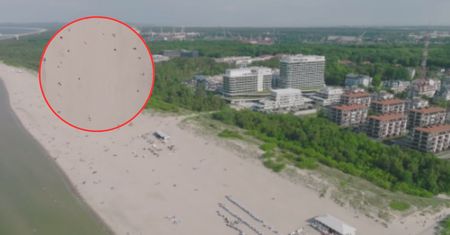 Jedna z najpiękniejszych plaż w Polsce. Tak wygląda z lotu ptaka