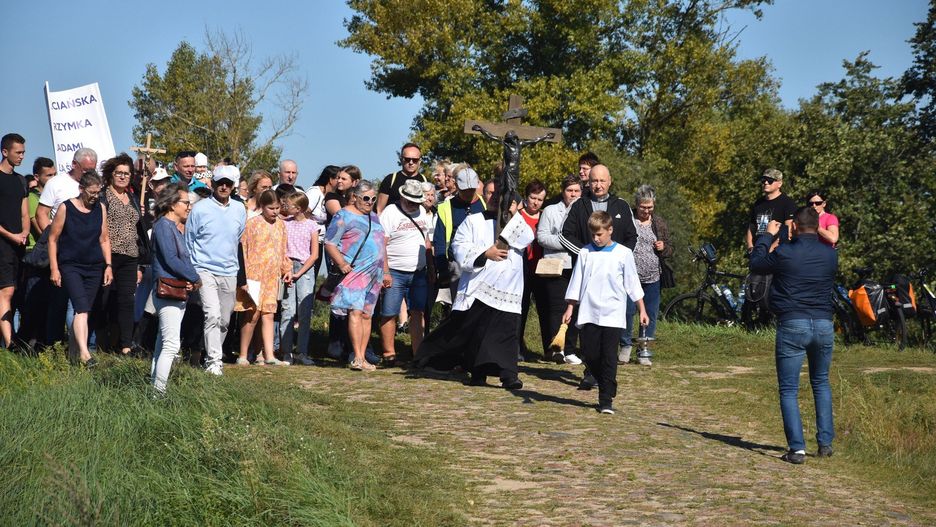 Będą pielgrzymować ze Śremu do Gogolewa. Przed nami kolejna Nadwarciańska Pielgrzymka Śladami Krzyża Świętego [zdjęcia]