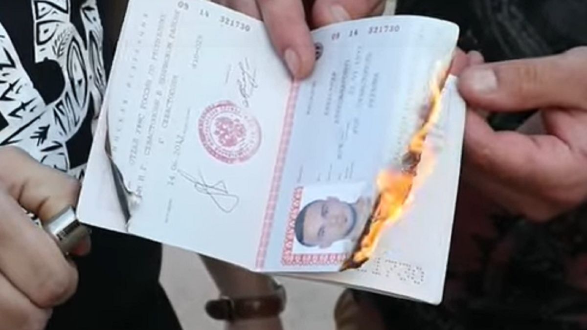 Ukraińscy kibice palą paszport