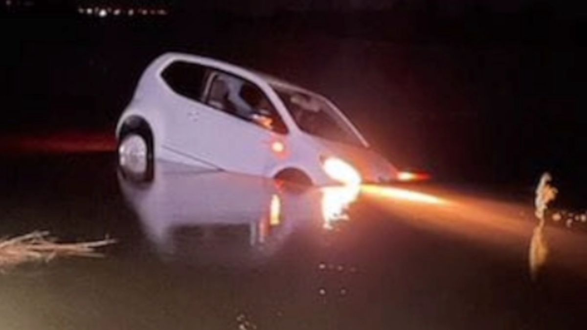 28-latek przewoził narkotyki. Wpadł na zalane pole.