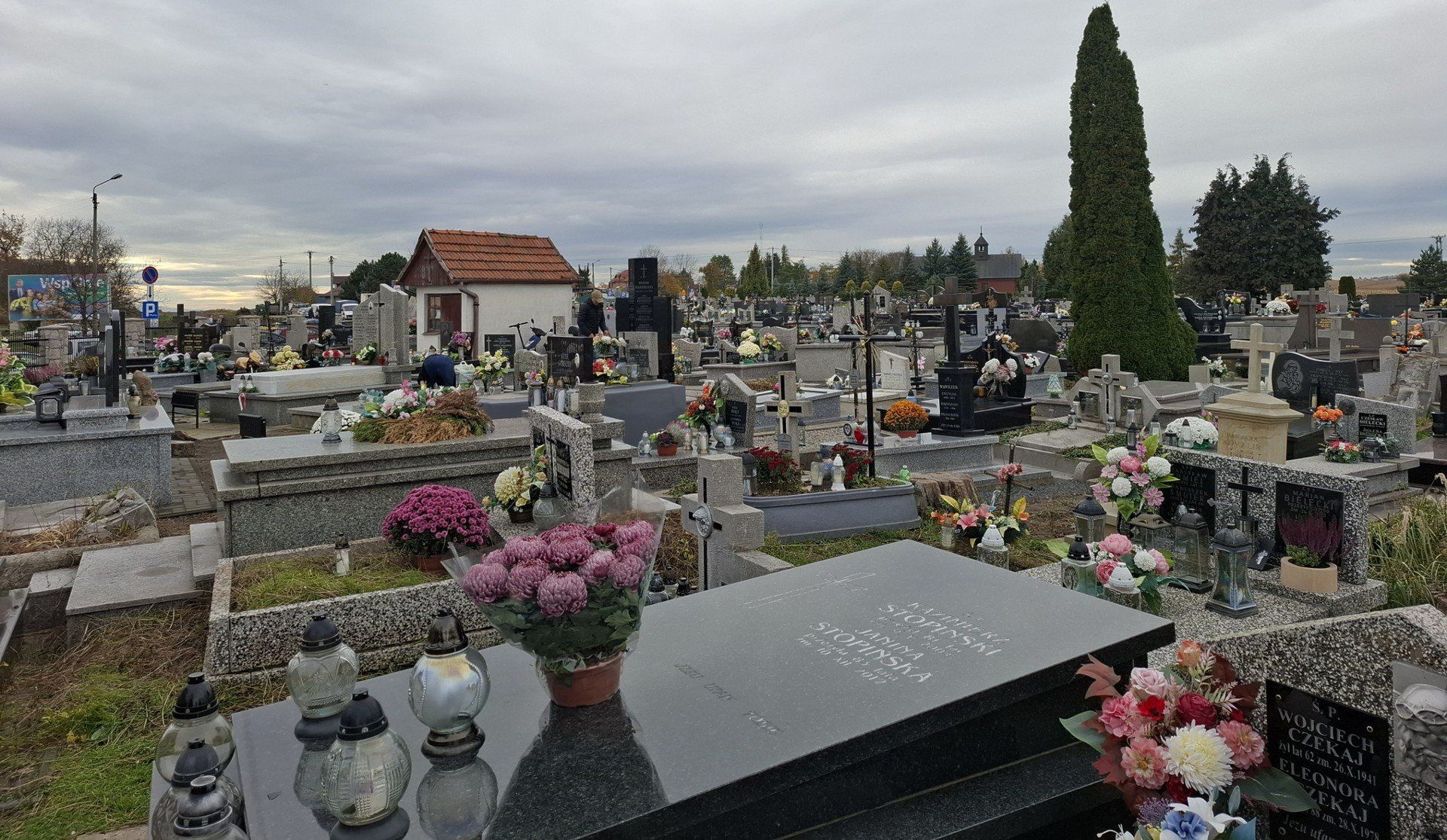 Cmentarz w Proszowicach w przededniu Wszystkich Świętych
