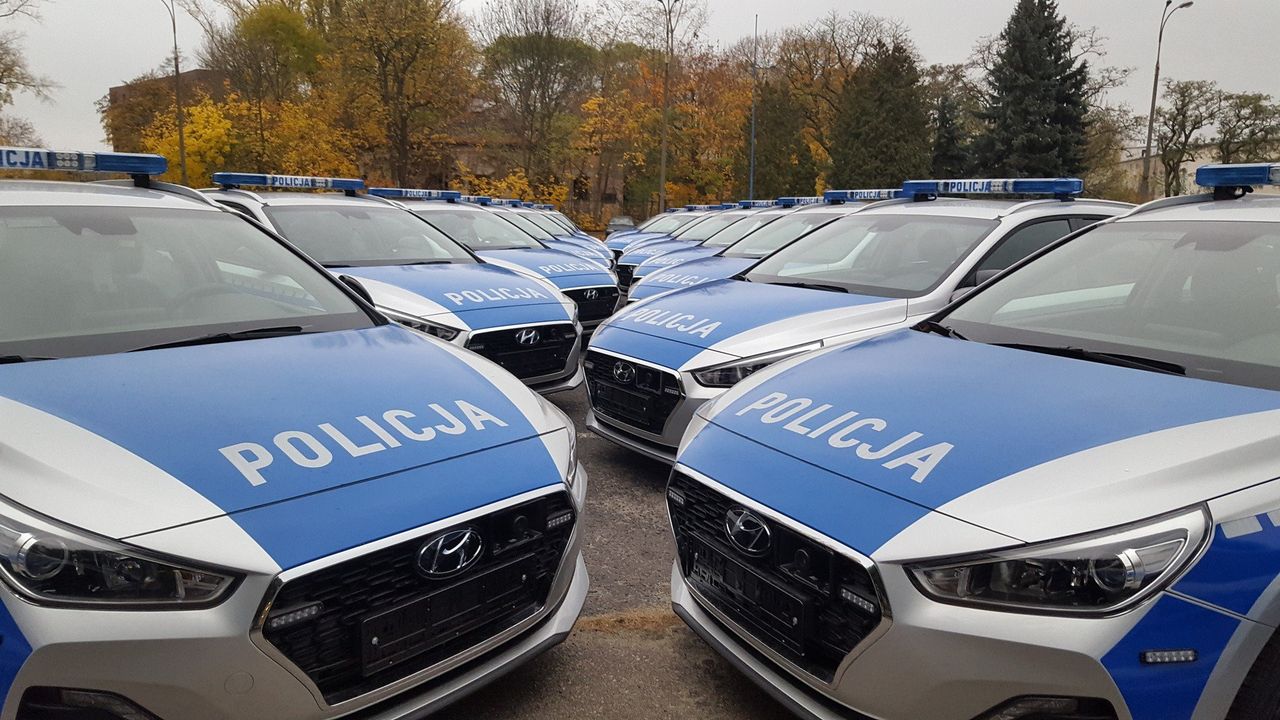 Policjanci wstawiają mandaty za mycie auta, a sami to robią. Rzecznik odpowiada