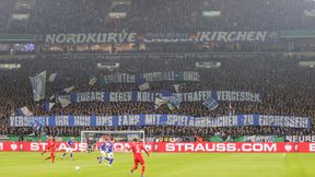 Puchar Niemiec. Transparenty na meczu Schalke 04 - Bayern. Kibice atakują DFB