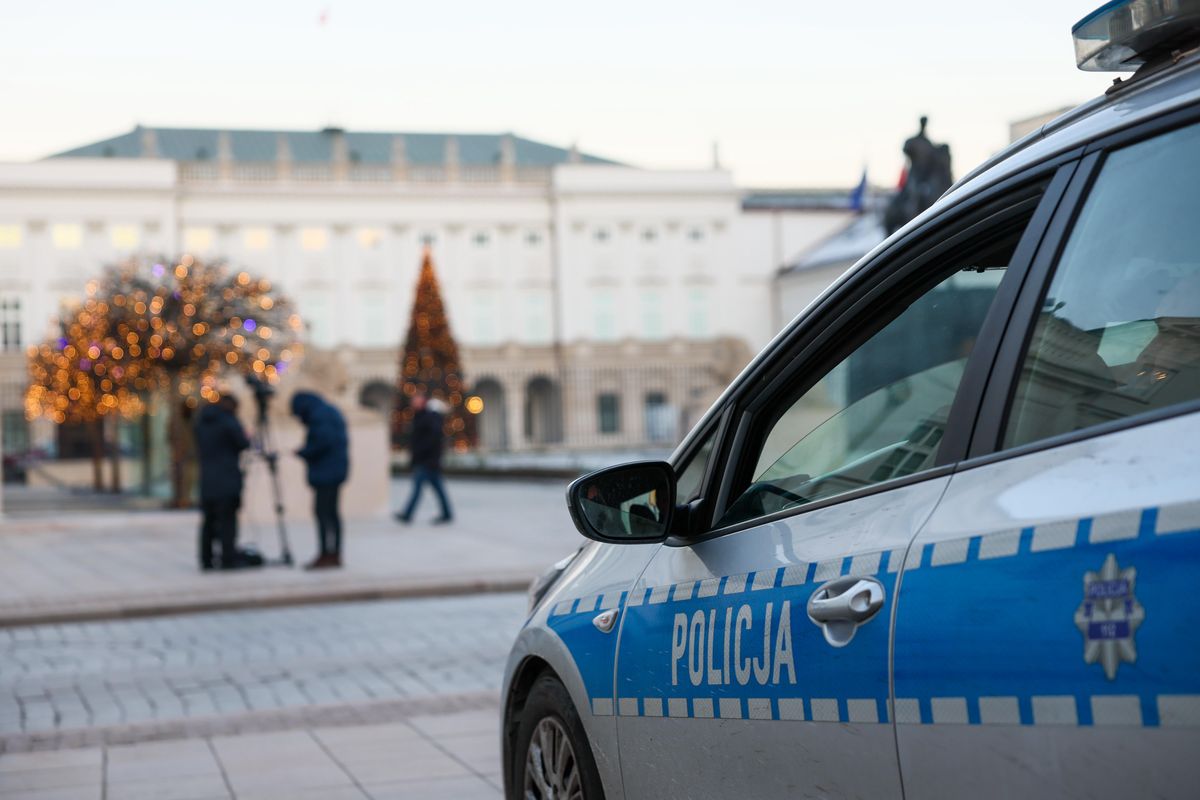 Policyjny radiowóz przed Pałacem Prezydenckm