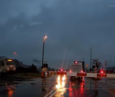 Utknął między rogatkami. "Trzech sekundy brakło do tragedii"