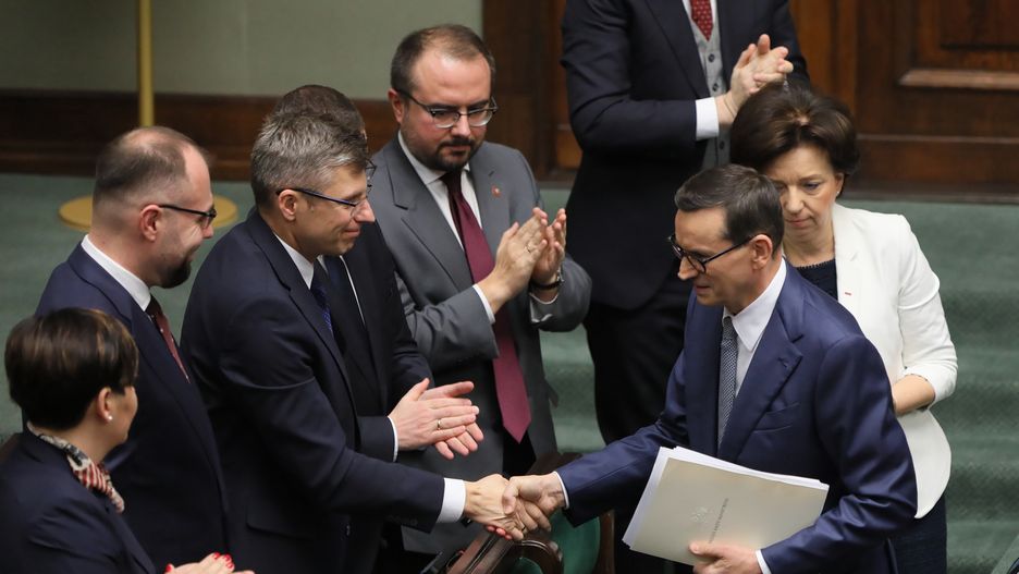 Warszawa, 11.12.2023. Premier Mateusz Morawiecki (2P) wśród członków rządu na sali obrad Sejmu w Warszawie, 11 bm. Premier Morawiecki przedstawił posłom program działania Rady Ministrów z wnioskiem o udzielenie jej wotum zaufania. (jm) PAP/Paweł Supernak