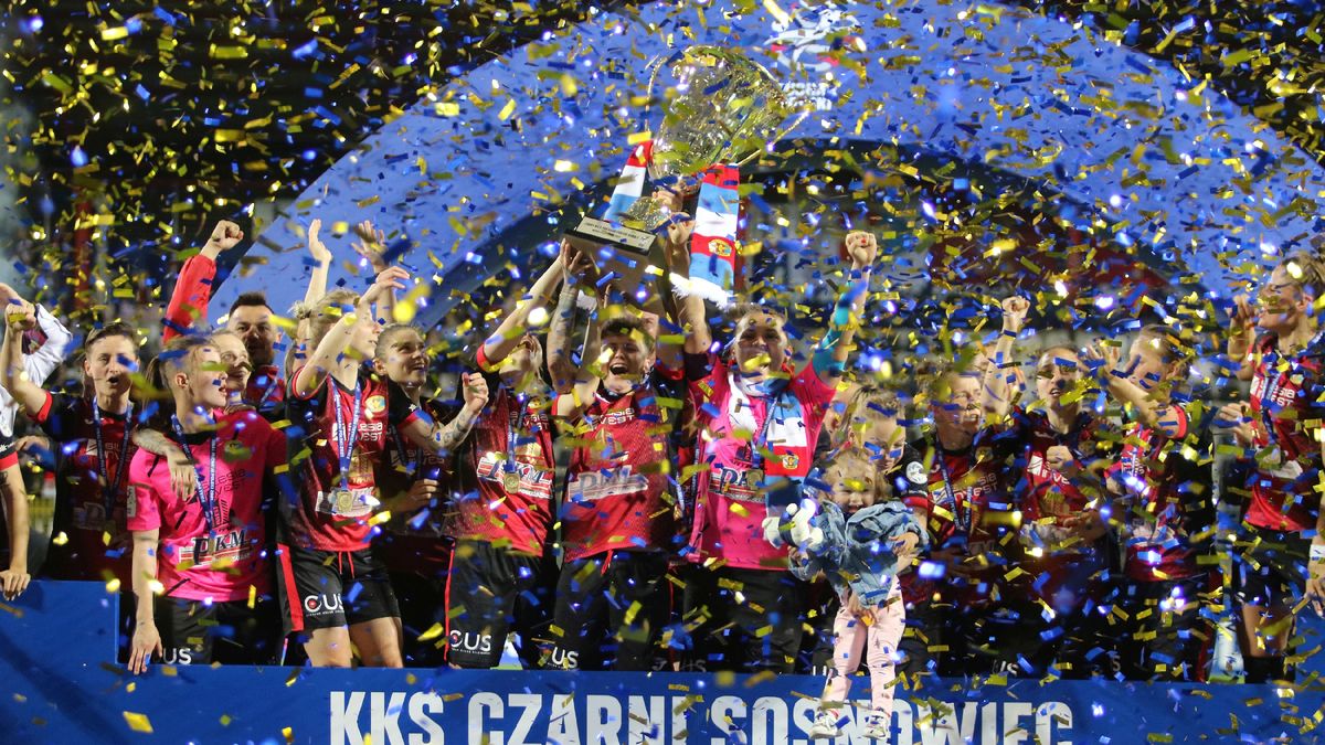 Zdjęcie okładkowe artykułu: WP SportoweFakty / Mateusz Czarnecki / Na zdjęciu: piłkarki Czarnych Sosnowiec, triumfatorki Pucharu Polski 2021