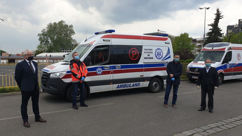 Koronawirus. Wrocław. LG wsparło pogotowie ratunkowe