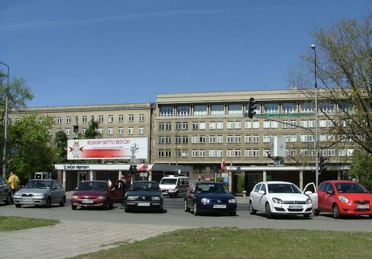 Szpital Wojskowego Instytutu Medycznego przy ulicy Szaserów. Zdjęcie, które obiega media społecznościowe, przedstawiające ogromną kolejkę karetek na podjeździe przez placówką, to nie norma, lecz przypadek (Wikipedia Commons) 