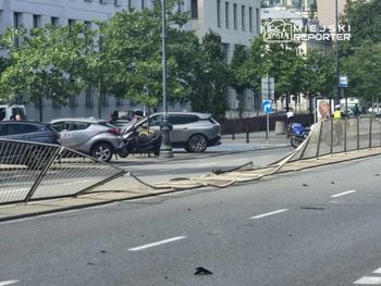 Zasłabł za kierownicą. Uderzył w dwa pojazdy i drzewo. Reanimowany kierowca trafił do szpitala