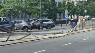 Zasłabł za kierownicą. Uderzył w dwa pojazdy i drzewo. Reanimowany kierowca trafił do szpitala