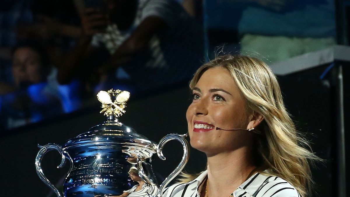 Maria Szarapowa z trofeum dla zwyciężczyni podczas ceremonii losowania głównej drabinki Australian Open 2018