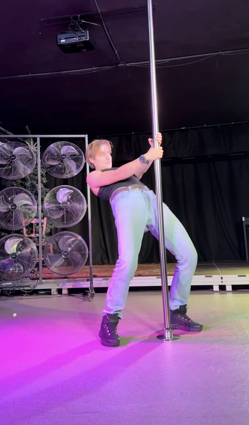 Katarzyna Zillmann wygina się na rurze w rytm przeboju Tatu