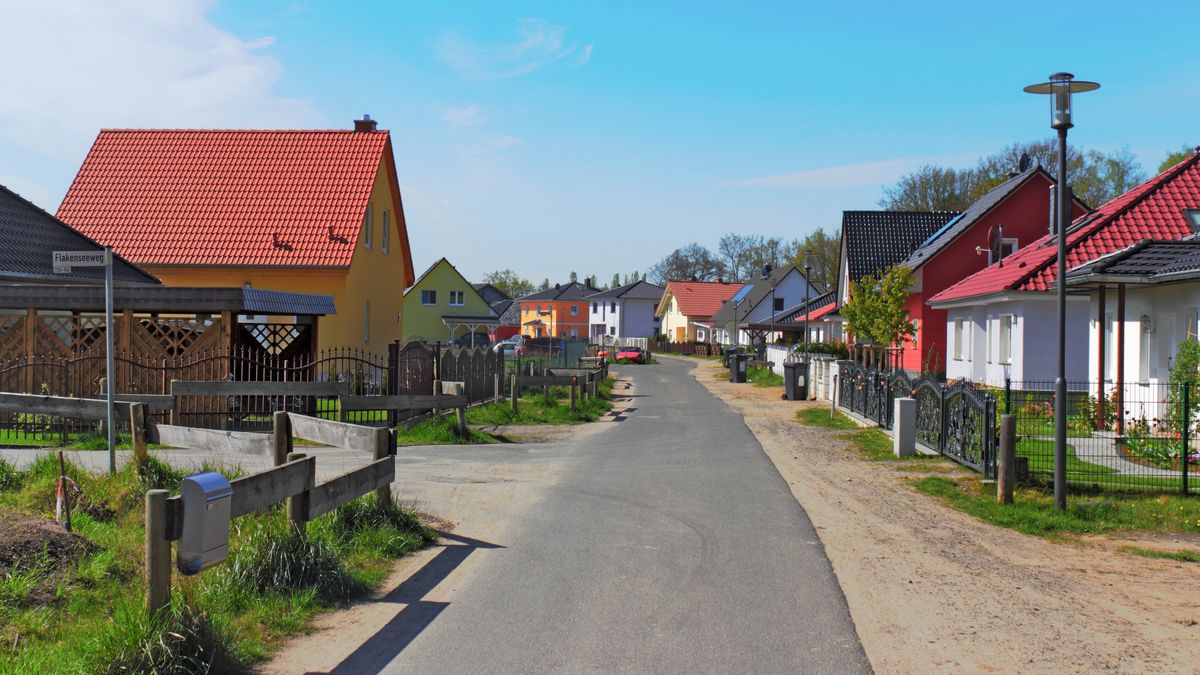 Erkner Flakenseesiedlung
einfamilienhaus, wohnhaus, immobilie, haus, eigenheim, wohnsiedl, einfamilienhaus, wohnhaus, immobilie, haus, eigenheim, wohnsiedlung, neubau, wohnen, hausbau, siedlung, siedlungshaus, villa, stadtvilla, wohnidylle, grundstück, hauseigentum, zu hause, erkner, schönes wohnen, wohnungsbau, wohnung, brandenburg, eigentum, weg, zweifamilienhaus, hausbesitz, wohneigentum, baukredit, schöner wohnen, wohnen im grünen, hauskredit, bausparvertrag, zuhause, familienhaus, horizontal