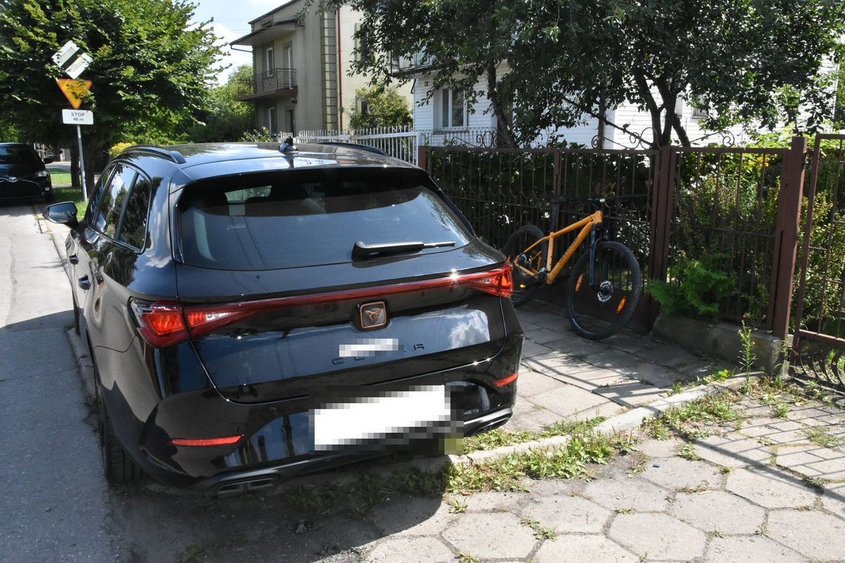 Biała Podlaska: Uderzył rowerem w zaparkowane auto. Trafił do szpitala