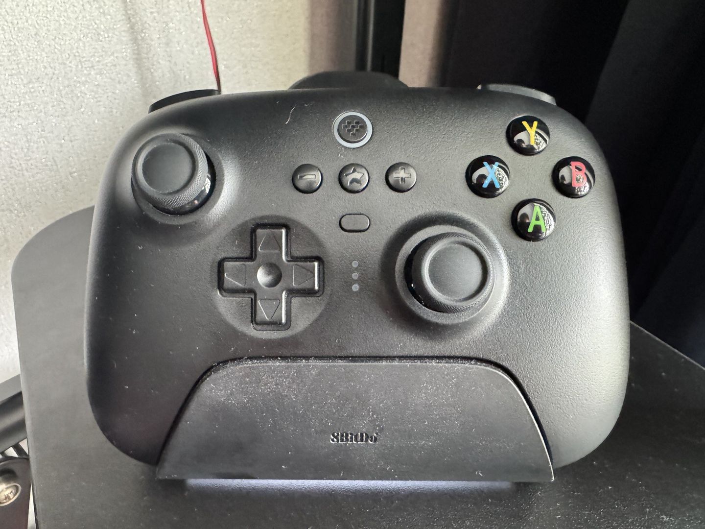 Pad od 8BitDo wyróżnia się dużą kompatybilnością oraz dołączonym stojakiem ładującym.
