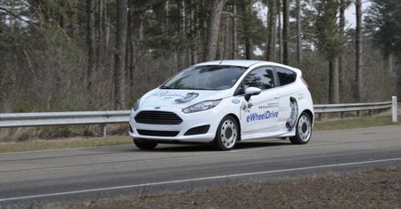 Ford testuje elektryczną Fiestę z silnikami w tylnych kołach [wideo]