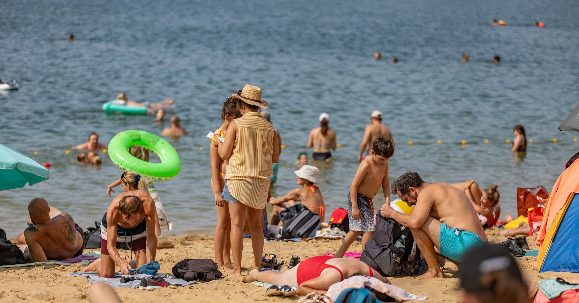 Plaża nad zalewem Bagry to jedno z najpopularniejszych miejsc wakacyjnego wypoczynku w Krakowie