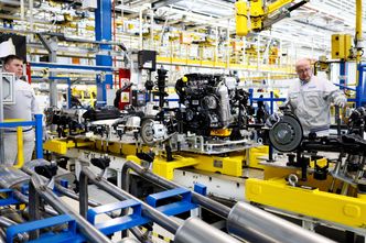 Firmy wstrzymują produkcję. Ograniczenie zamówień czeka też fabryki w Polsce