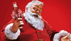 Etykiety jako kokardy w bożonarodzeniowej kampanii Coca-Coli (wideo)