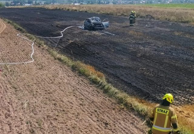 Niebezpieczne żniwa na terenie powiatu zamojskiego. Spłonął samochód, kierowca z poparzeniami (zdjęcia)