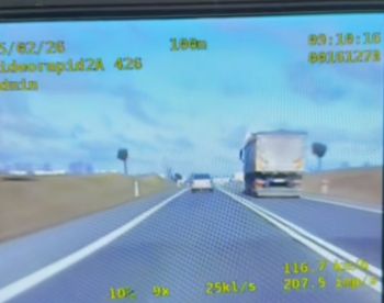 Nie jeden, a dwa mandaty. Wszystko nagrała kamera samochodowa