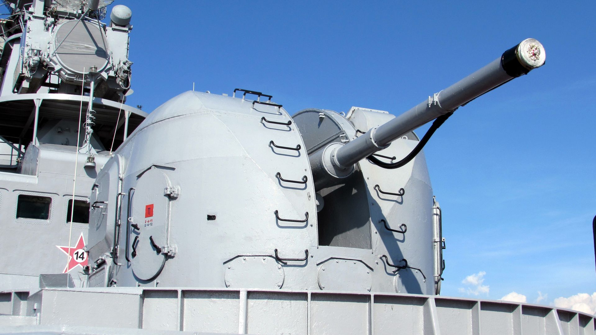 Zbliżenie na system AK-100 rosyjskiego niszczyciela Admirał Winogradow.