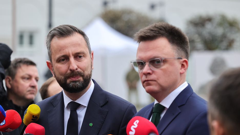 Warszawa, 25.10.2023. Przewodniczący Polski 2050 Szymon Hołownia (P) i prezes PSL Władysław Kosiniak-Kamysz (L) podczas konferencji prasowej przed Pałacem Prezydenckim w Warszawie, 25 bm. Liderzy Trzeciej Drogi udają się na konsultacje z prezydentem RP Andrzejem Dudą. Spotkania w Pałacu Prezydenckim odbywają się osobno z każdym z komitetów wyborczych, w kolejności zgodnej z wynikami osiągniętymi przez te komitety w wyborach. (mr) PAP/Szymon Pulcyn