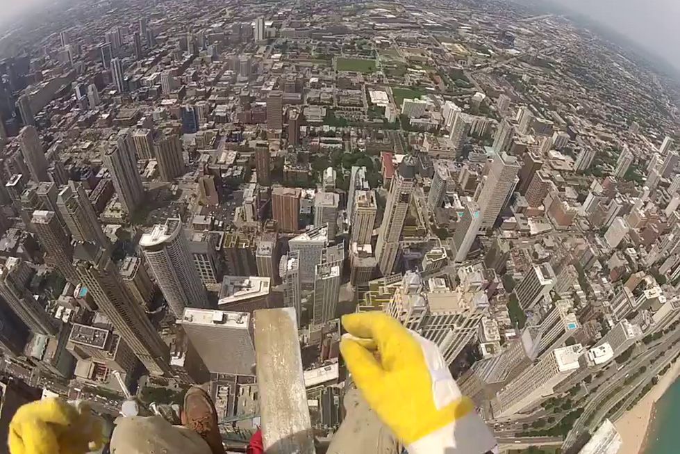 Nie patrzcie w dół! Tak wygląda praca na szczycie 344-metrowego budynku w Chicago