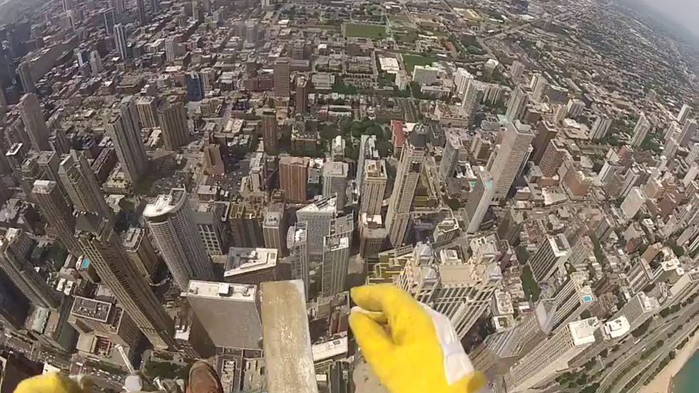 Nie patrzcie w dół! Tak wygląda praca na szczycie 344-metrowego budynku w Chicago 1