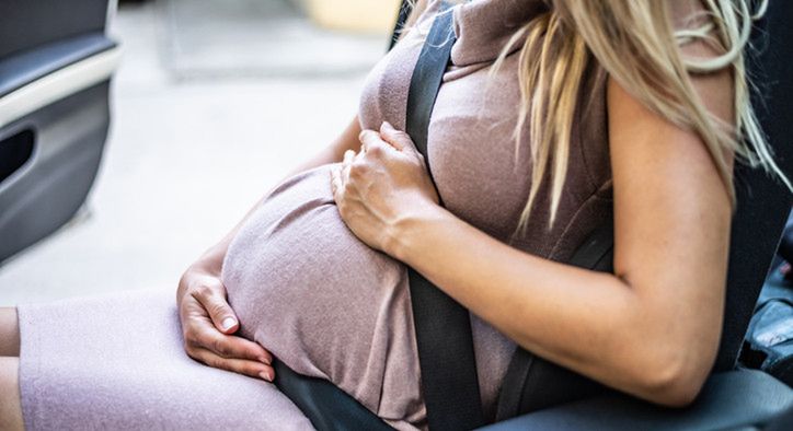 Nie zdążyła do szpitala. Rodziła na tylnym siedzeniu samochodu