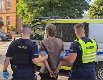 Wrocław: Pościg za naćpanym kierowcą z kilkoma zakazami. Policjanci strzelali