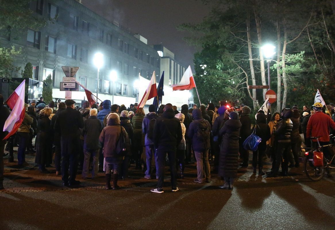 Interwencja policji przed Sejmem. Nakazano ludziom, by się rozeszli