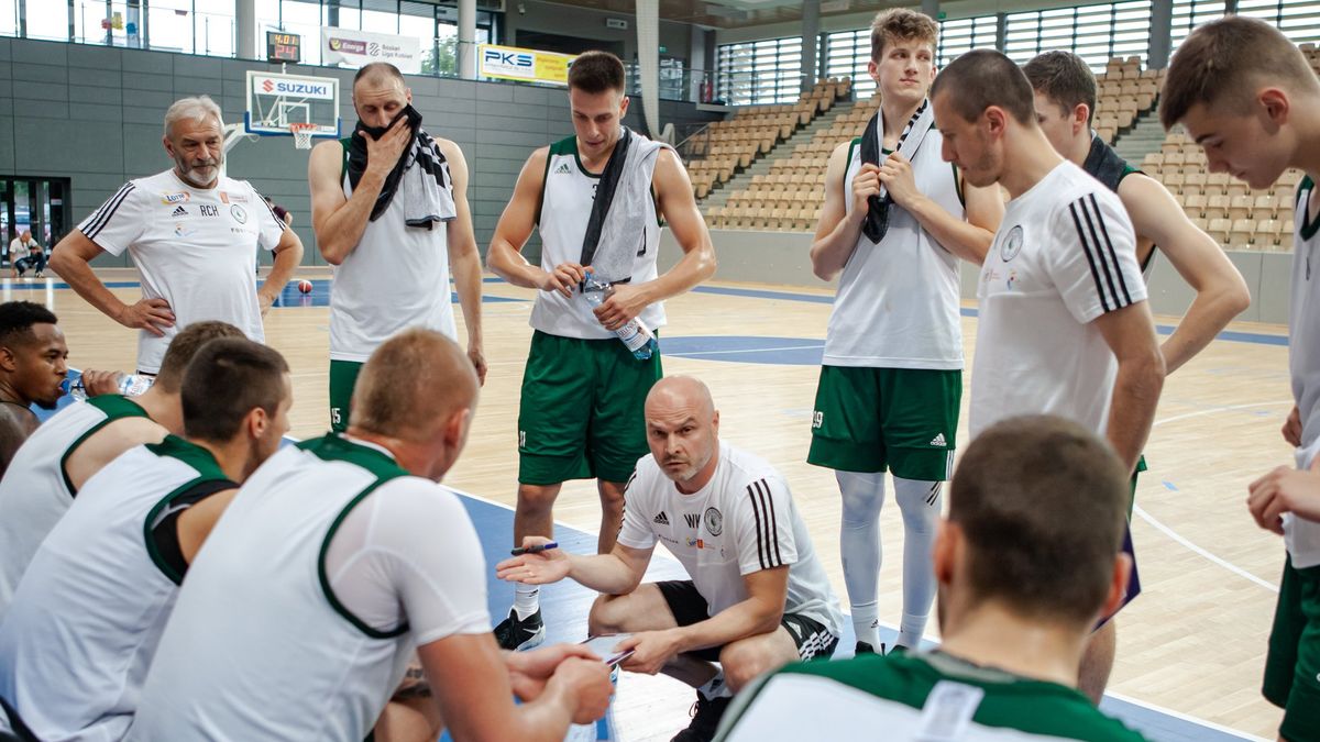 Facebook / Ryszard Wszołek / Enea Astoria Bydgoszcz / Na zdjęciu: Wojciech Kamiński w otoczeniu koszykarzy Legii Warszawa