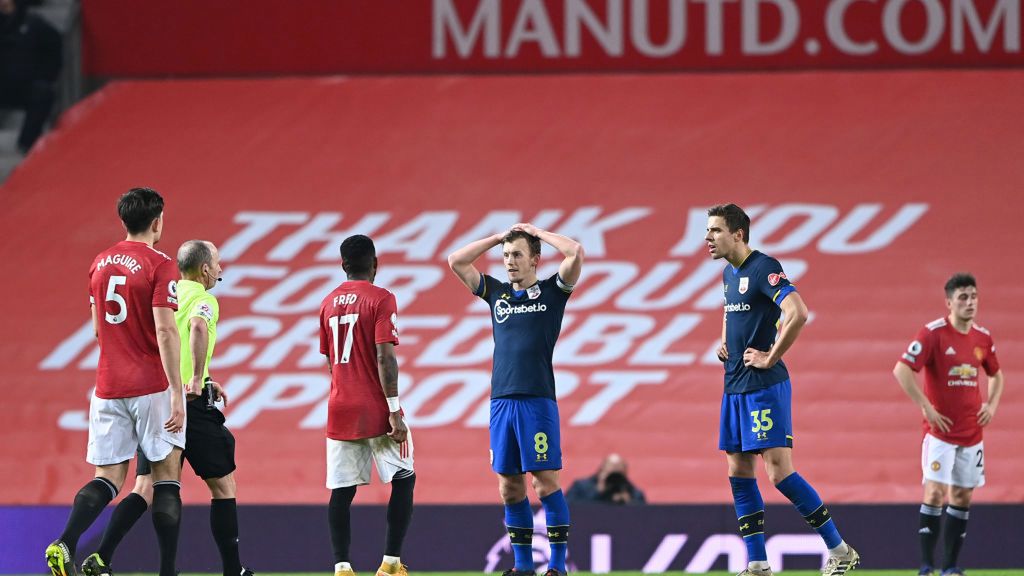 Zdjęcie okładkowe artykułu: Getty Images / Laurence Griffiths / Na zdjęciu: piłkarze Southampton w meczu z Man Utd. Drugi z prawej: Jan Bednarek