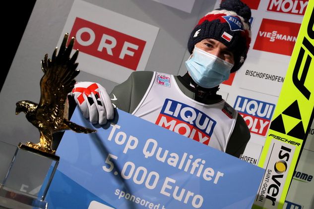 Kamil Stoch z czekiem za wygranie kwalifikacji w Bischofshofen. Fot. PAP/Grzegorz Momot