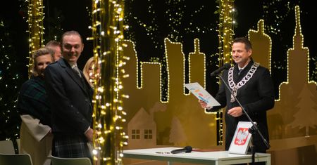 Wzięli ślub w sercu miasta. Pomógł im Rafał Trzaskowski