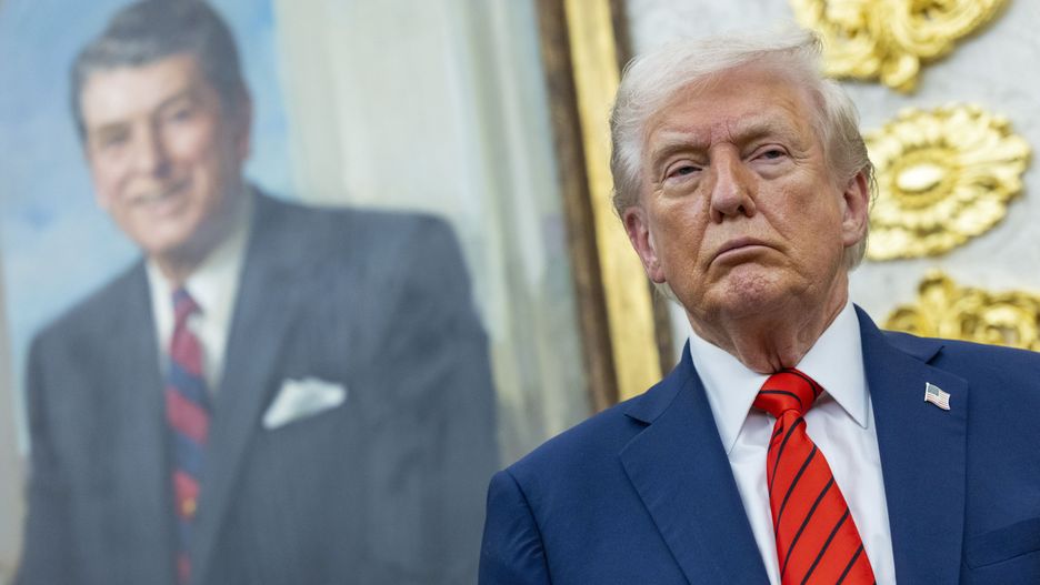 US President Donald Trump looks on during the announcement of a drug pricing deal at a press conference in the Oval Office of the White House in Washington, DC, USA, 10 October 2025. The deal, made with AstraZeneca CEO Pascal Soriot, includes deep price cuts for the Medicaid health plans and discounted prices through the TrumpRx website opening next year. EPA/SHAWN THEW / POOL Dostawca: PAP/EPA.