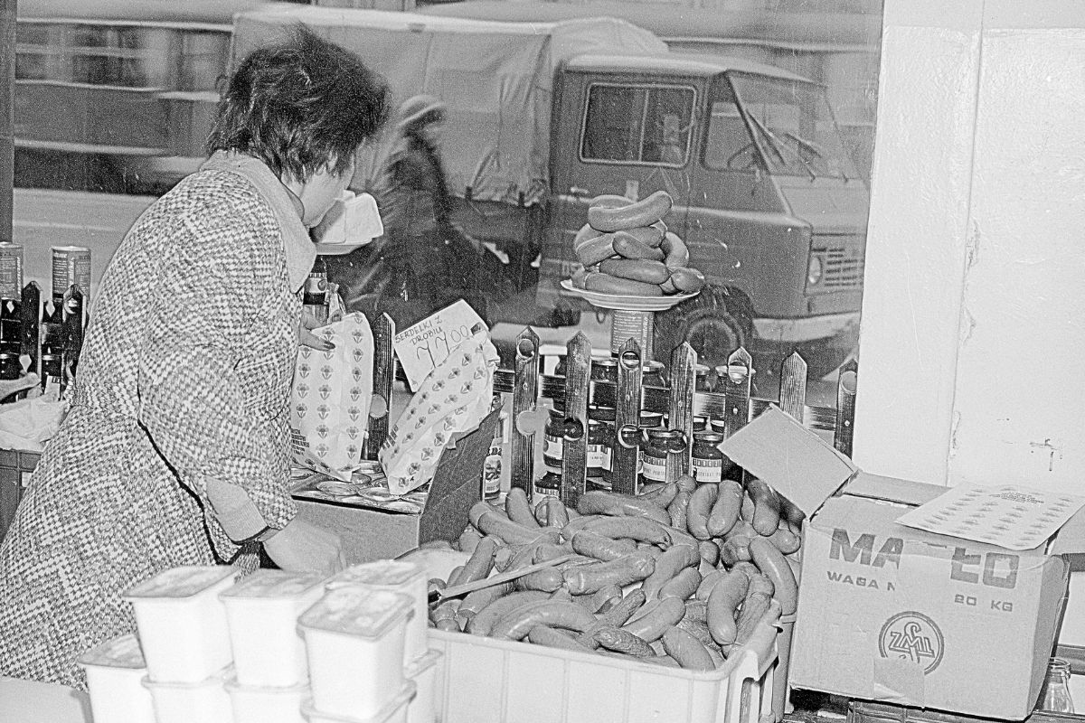 Kiełbasa i nabiał w sklepie w Warszawie, 1979 r.