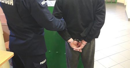 Mazowieckie. Brutalny napad obok stacji paliw. "Uderzali kijem i rękoma"