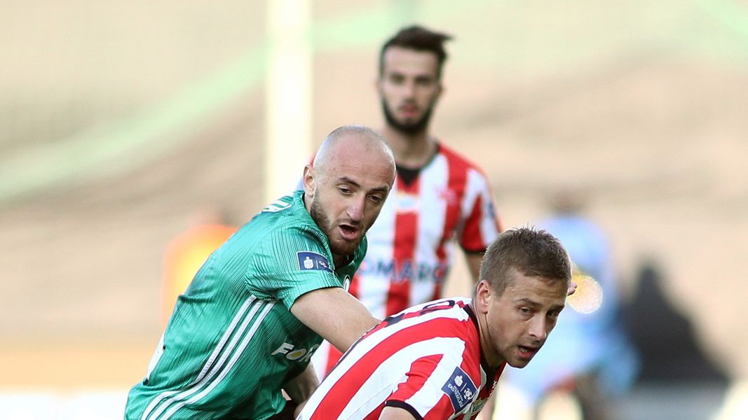 PAP / Łukasz Gągulski / Na zdjęciu: zawodnik Cracovii Janusz Gol (z prawej) i Valeriane Gvilia (z lewej) z Legii Warszawa