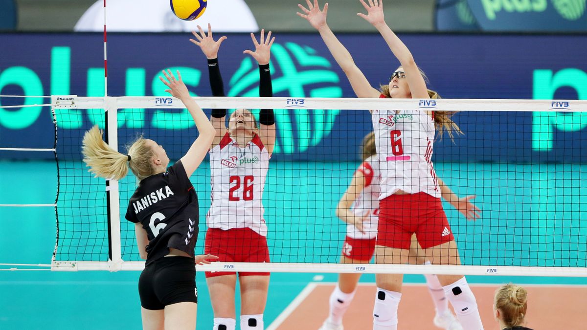 PAP / Zbigniew Meissner / Na zdjęciu: Katarzyna Wenerska (C) i Kamila Witkowska (P) oraz Jennifer Janiska (L)