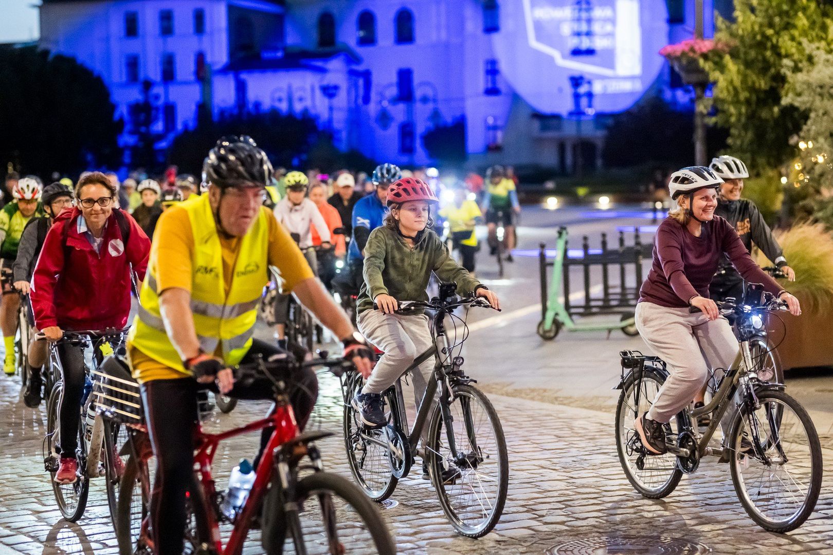 Rowerzyści na Starym Rynku zebrali się ok. 21:30. Rajd wystartował o 22 i zakończył się chwilę przed północą. Uczestników zachęcano, aby mieli przy sobie neonowe gadżety i odblaski, a także kask. Konieczne było sprawne oświetlenie.