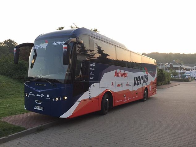 Wyścig miał świetną obsadę. Pojawił się nawet autobus z kolarzami Activejet Verva. Fot. Bike Challenge/Facebook