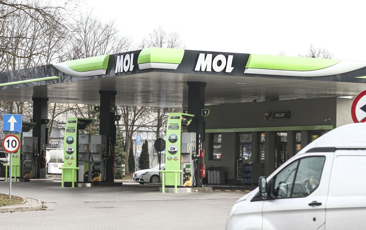 Media: Węgrzy mogą przejąć udziały w polskiej rafinerii
