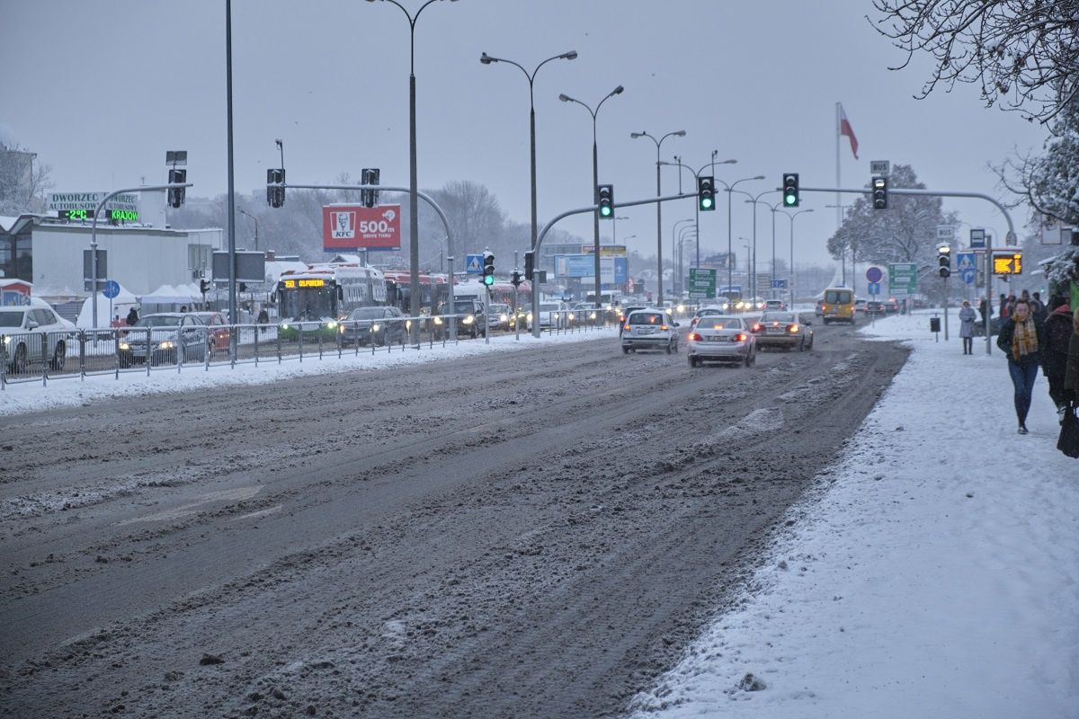 Zalegające błoto pośniegowe na ulicach Lublina