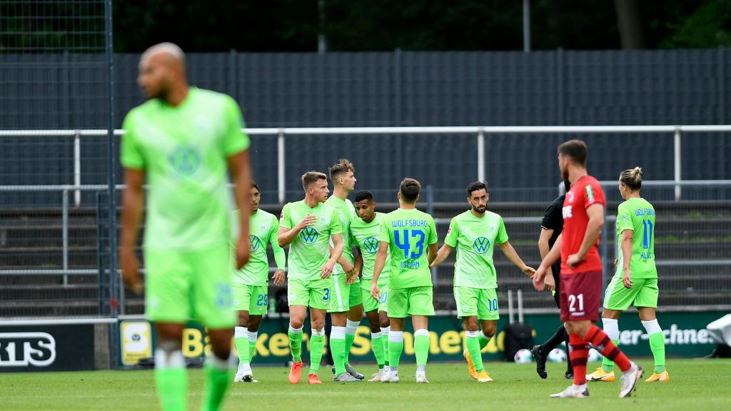 Zdjęcie okładkowe artykułu: Getty Images / Ralf Treese/DeFodi Images  / Radość Vfl Wolfsburg po golu Bartosza Białka